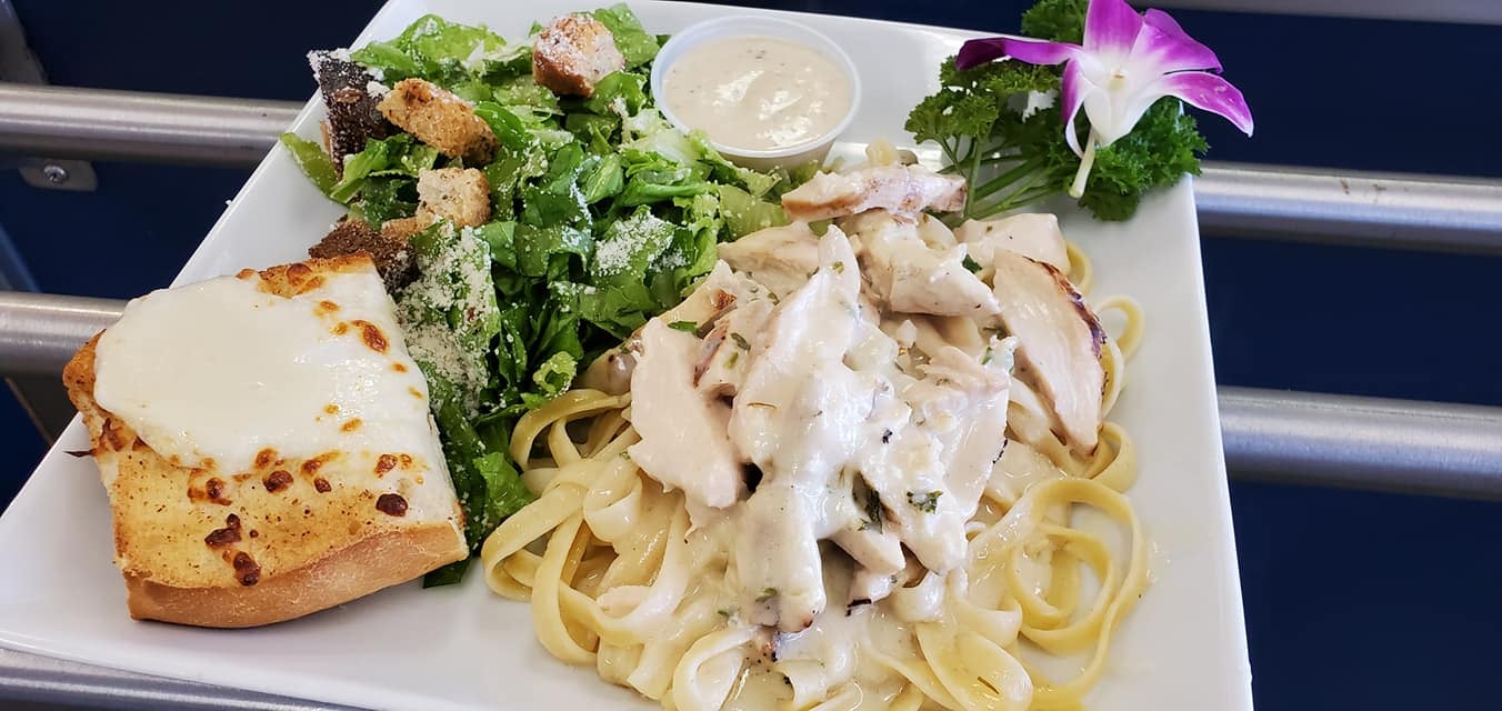 食器   ALFREDO Chicken Alfredo with Caesar salad and Garlic Bread | Chefs Café